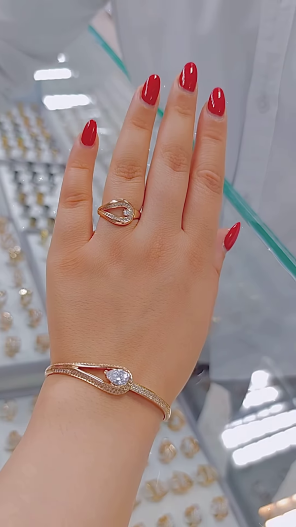 Elegant Teardrop Stone Bracelet - Image 3