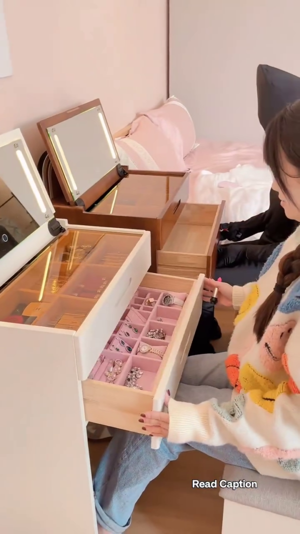 💄 LED Mirror Vanity Table with Jewelry Organizer Drawers